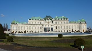 市街地にある広大な宮殿、クリムトの接吻で有名です