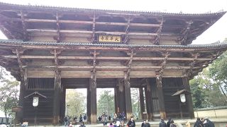 正面から入れば見応えがありますが…