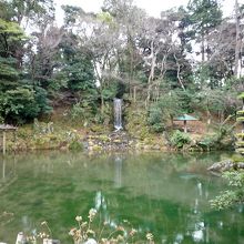 瓢池の中島に建つ
