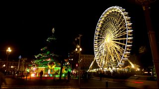 夜のカーニバルのような屋台が楽しい