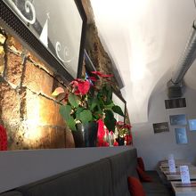 壁際の席。近くの壁にWi-Fiパスワードが書いてあります。