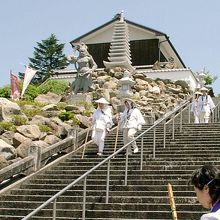 とても広くて開放的な本堂に続く石段です