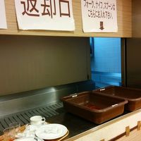 セルフサービスで朝食をコンベアーにのせて片付ける