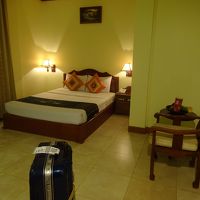 ベットはキングサイズで広いですが、部屋が無駄に広いです。