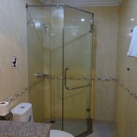 シャワーのお湯が出るまでに時間がかかります。