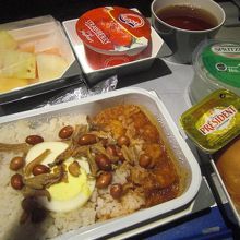 クアラルンプールから関空までに出た朝食。スパイシー！
