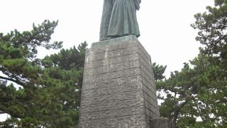 坂本龍馬銅像-存在感ある立像