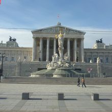 建物の前にはアテナの彫像が立っています