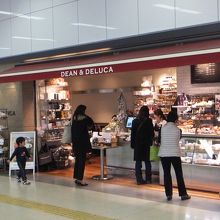 立ち寄るお客様が絶えません。