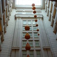 建物の真ん中は５階から上が吹き抜けになっています