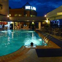 最上階にプールがあり外の景色を見ながら休憩できます