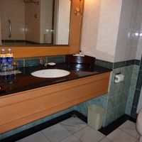 洗面シンクは一つですが、水は毎日２本ありました