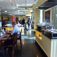 右のカウンターでフォーを造ってもらえました