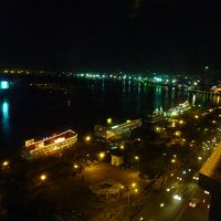 夜のサイゴン川に浮かぶ観光船も見えました