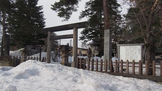 鷹山公を祀っています