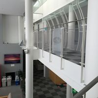 ガラス張りで非常にきれいです