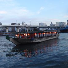 何艘もの屋形船が繰り出しています