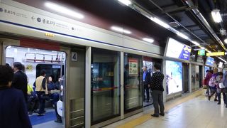 鍾路3街駅 --- 「韓国・ソウル」にある地下鉄の駅です。すぐそばには、世界遺産「宗廟」があります。