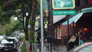 夜は外国人で賑やか