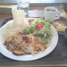 お味噌汁がうれしい。そしてなぜごはんに海老せん。