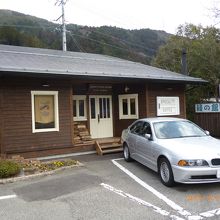 お隣では自家焙煎のコーヒー豆を販売しています。