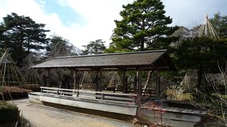 梅園の中にある舟型の休憩所