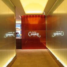 入口向って右手がビュッフェのエリアになっています