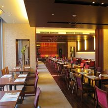 開店間際、束の間の静寂に包まれる店内です