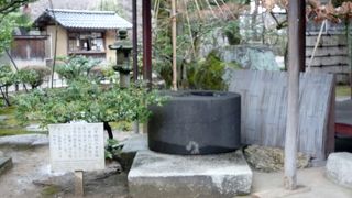 横から見るとまるで臼のような手水鉢