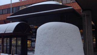 冬にはかまくらが空港前に出来ている