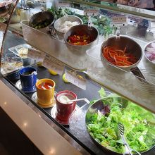 さすが淡路島、サラダには３種類の玉ねぎドレッシング