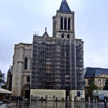 西正面ファサード改修工事中