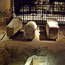 考古学的納骨室：聖ドニ、聖ルスティック、聖エレウテロスの墓所