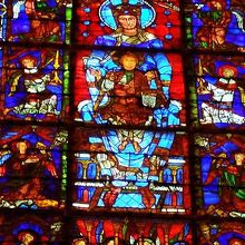 12世紀のステンドグラス　”美しき絵ガラスの聖母”