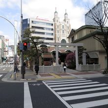 神戸の街の一角に、ひっそりと佇むような神社です