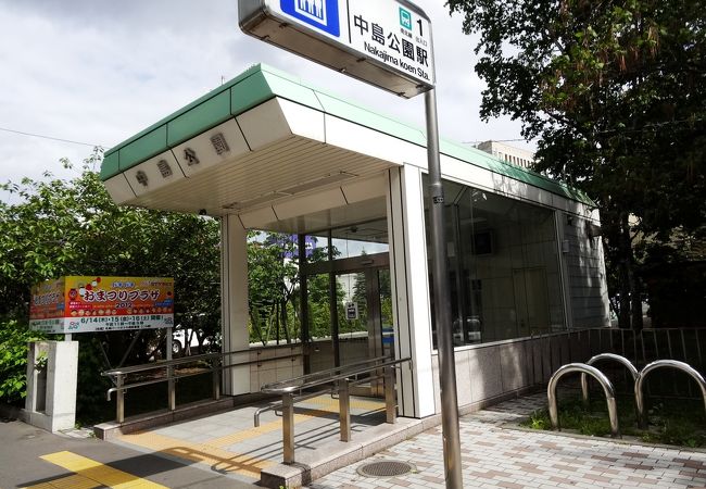 札幌の地下鉄は便利ですが、深度の深いところを走りますので地上までが大変です。