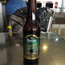 空港内ショップにて