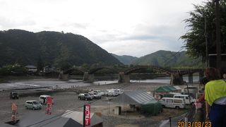 錦帯橋がかかっている