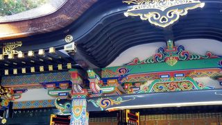 全国有数の由緒正しい古社。境内は凛とした空気が漂います