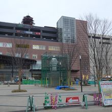 アミュプラザ屋上・前の広場には大友宗麟公の銅像が建設中