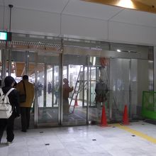 入り口付近です　床は出来上がっていました　ドア付近工事中です