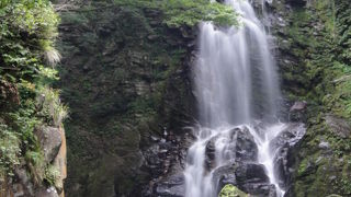 滝つぼの青さが素晴らしい