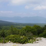 支笏湖と手前の原野が絶景