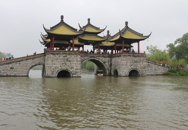 広大な公園、盆栽もある