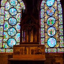 モーセの生涯の窓（左）　聖パウロの隠喩の窓（右）