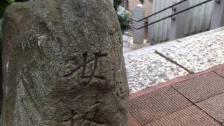 女坂と男坂、それぞれを通学路にする女子高生と男子高生。