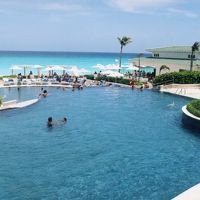 海を眺めながら泳げるプール