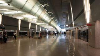 立派な駅ですが、市内まで直通がないのがねー