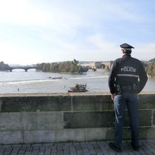 カレル橋の警察官。全然人を見てません（笑）