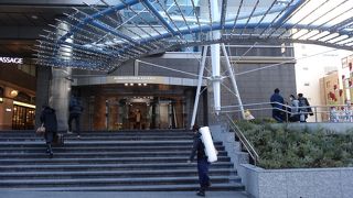 ルミネの入る複合ビル